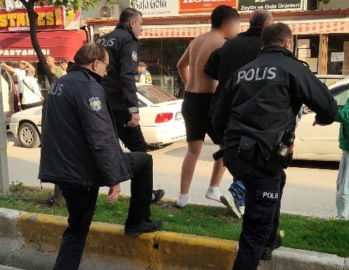 KUŞADASI’NDA BIÇAKLI PANİK