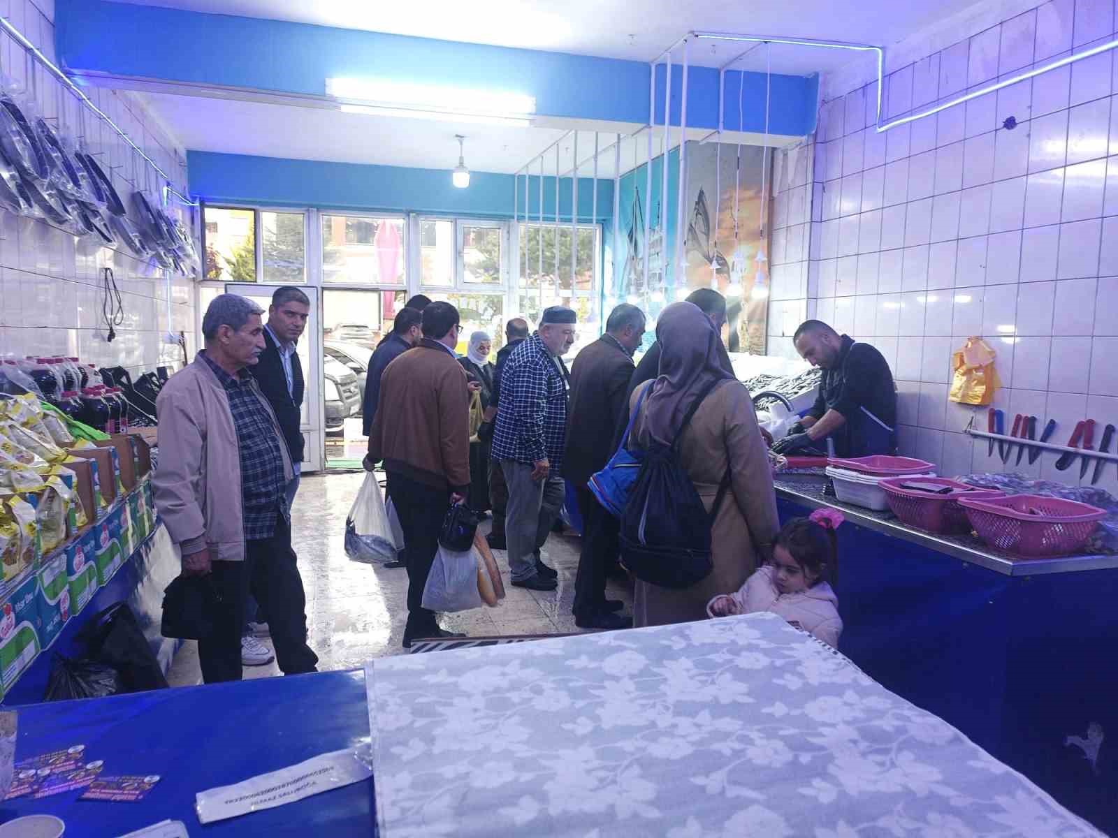 AHLAT’TA SOĞUK HAVALARLA BİRLİKTE BALIK SATIŞLARI ARTTI