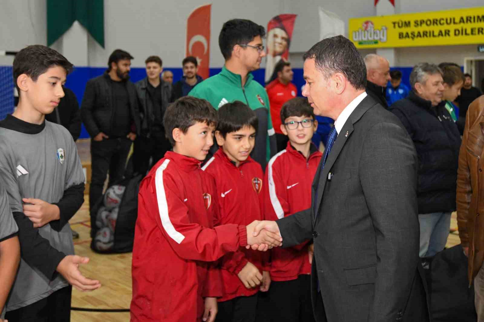 OSMANGAZİ BELEDİYESİ’NDEN AMATÖR SPOR KULÜPLERİNE BÜYÜK DESTEK