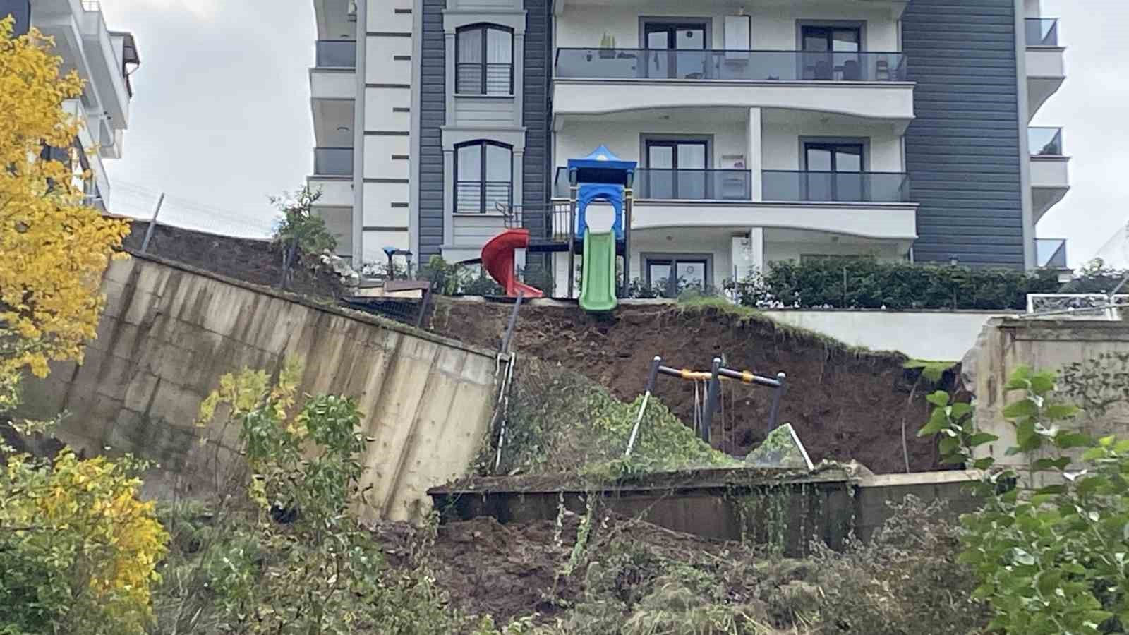 İSTİNAT DUVARI ÇÖKTÜ, KAYAN TOPRAK ÇOCUK PARKINI YUTTU