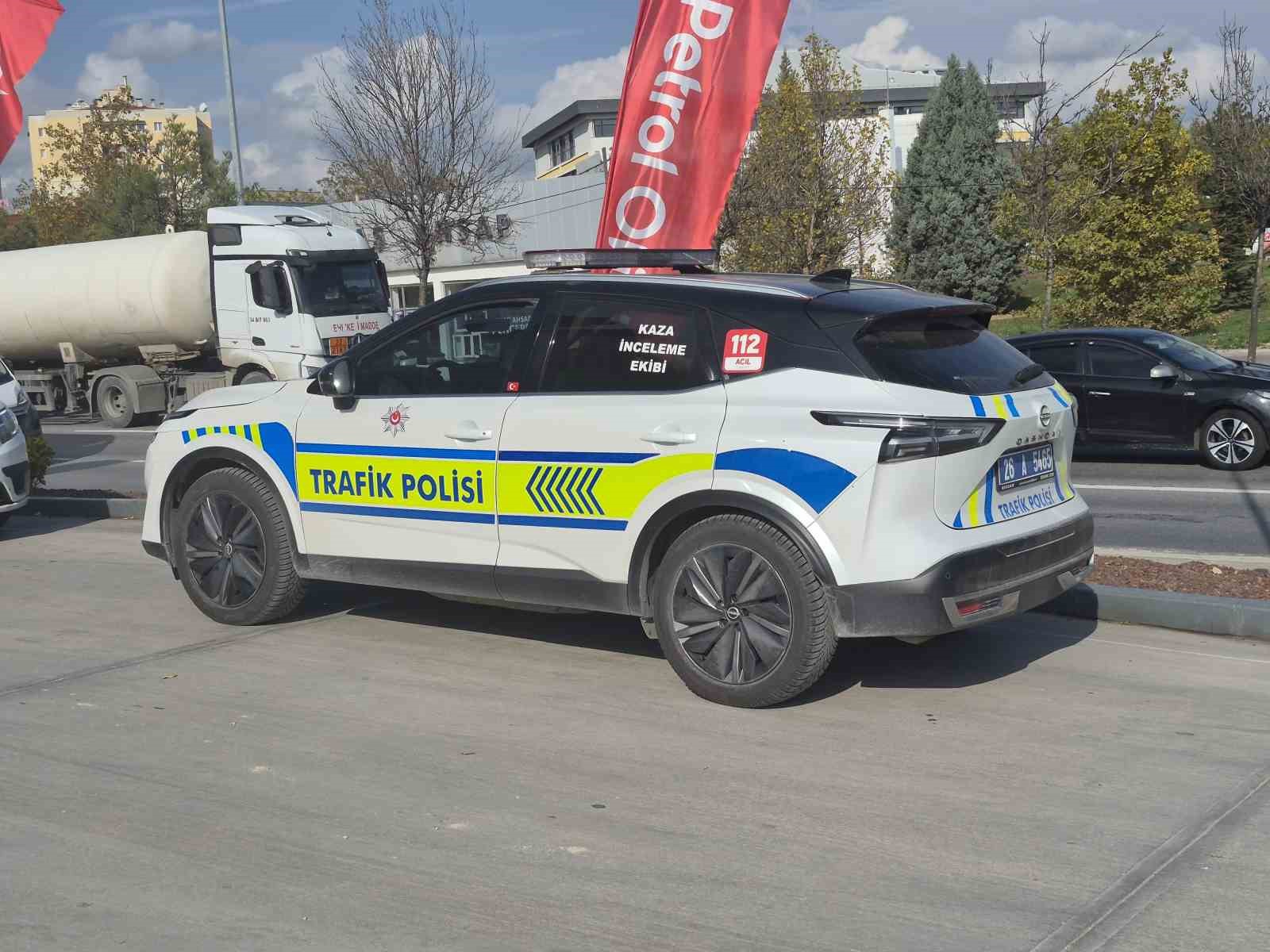 AKARYAKIT İSTASYONU İÇERİSİNDE OTOMOBİLİN ÇARPTIĞI KADIN YARALANDI