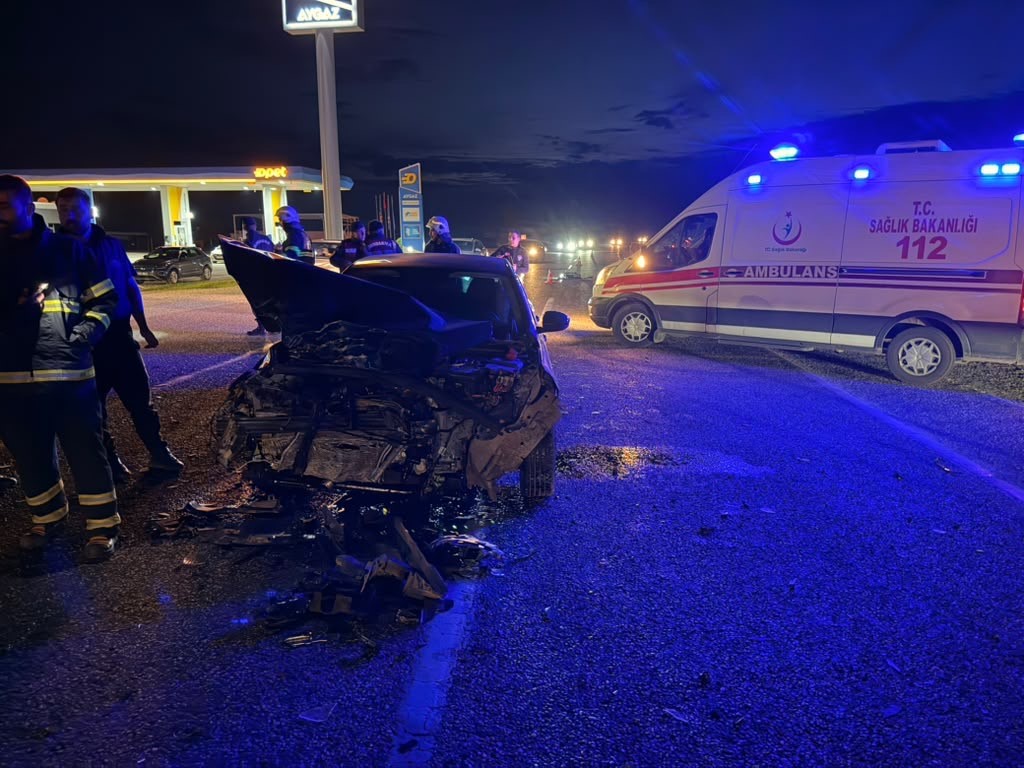 ADIYAMAN’DA OTOMOBİL KAMYONETLE ÇARPIŞTI: 1’İ AĞIR 4 YARALI