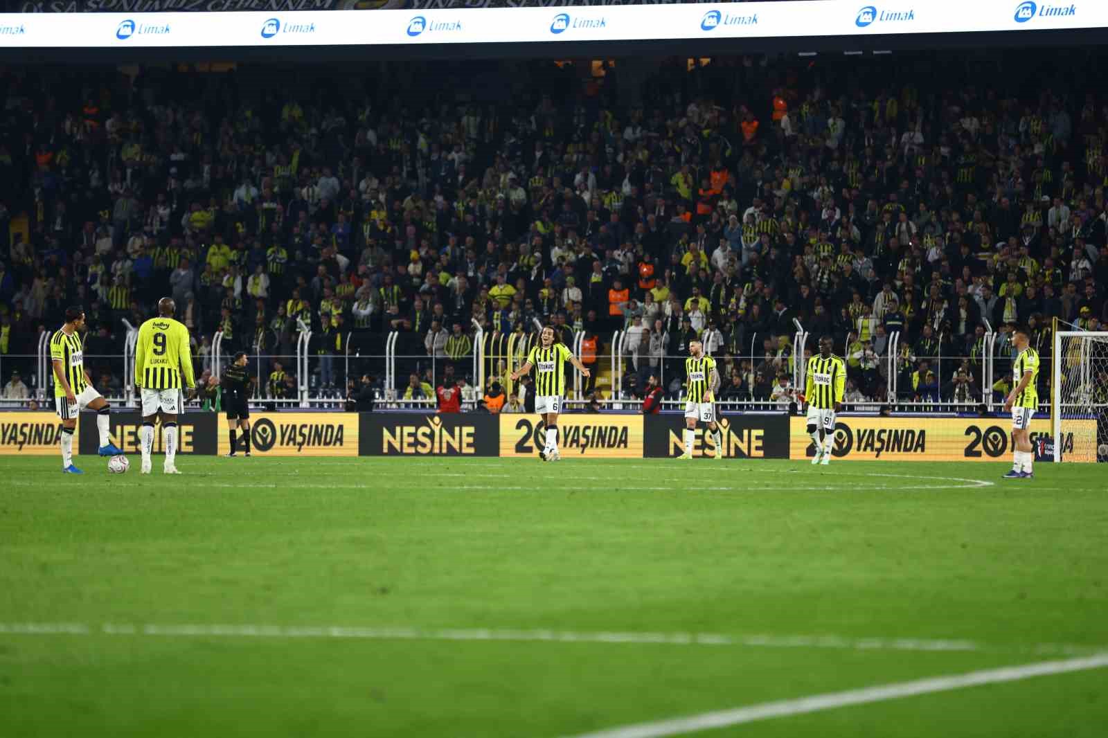 FENERBAHÇE, LİGDE ÜST ÜSTE 2. MAĞLUBİYETİNİ ALDI
