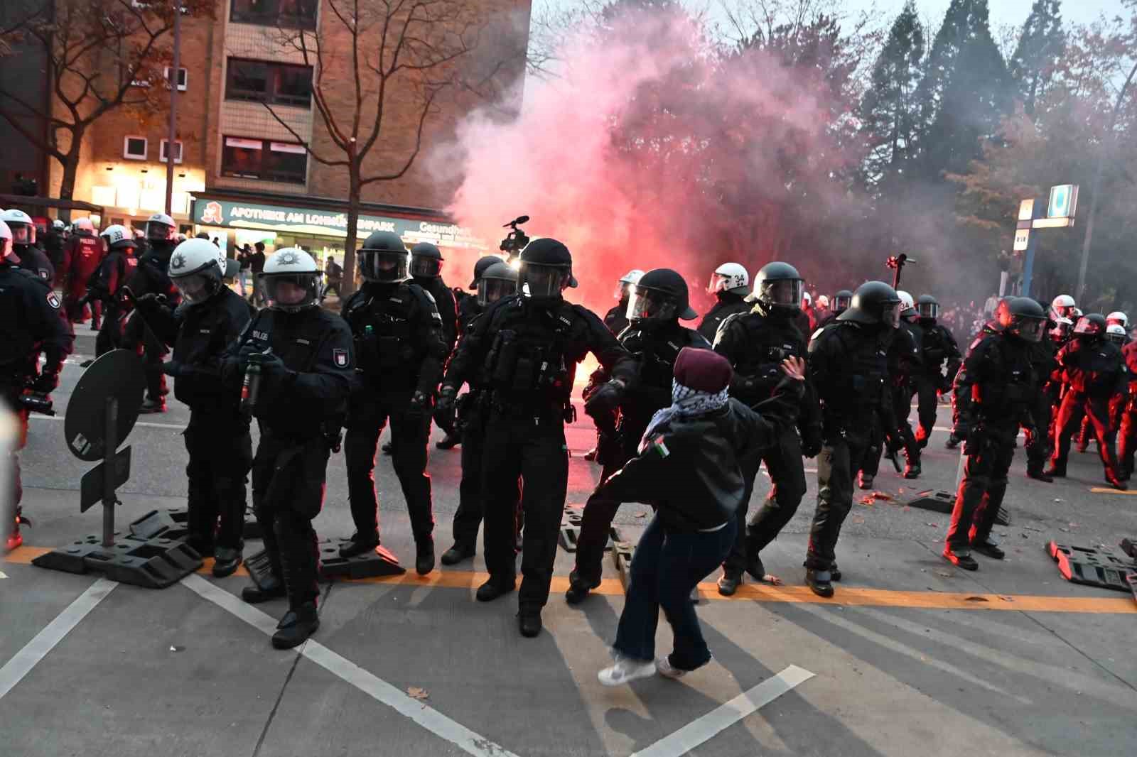 HAMBURG’DA ZORUNLU ASKERLİĞE KARŞI YAPILAN GENÇLİK PROTESTOSU OLAYLI BİTTİ