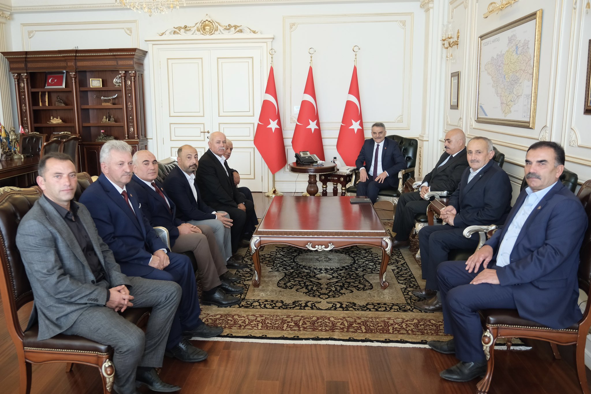VALİ ÖZKAN,MAHALLE VE KÖY MUHTARLARINI MAKAMINDA AĞIRLADI