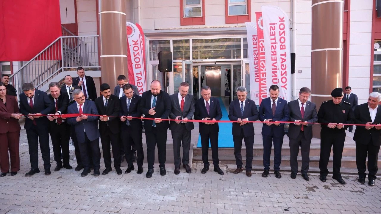 KENEVİR ARAŞTIRMA ENSTİTÜSÜ BİNASININ KURDELASINI DA OKTAY KESTİ