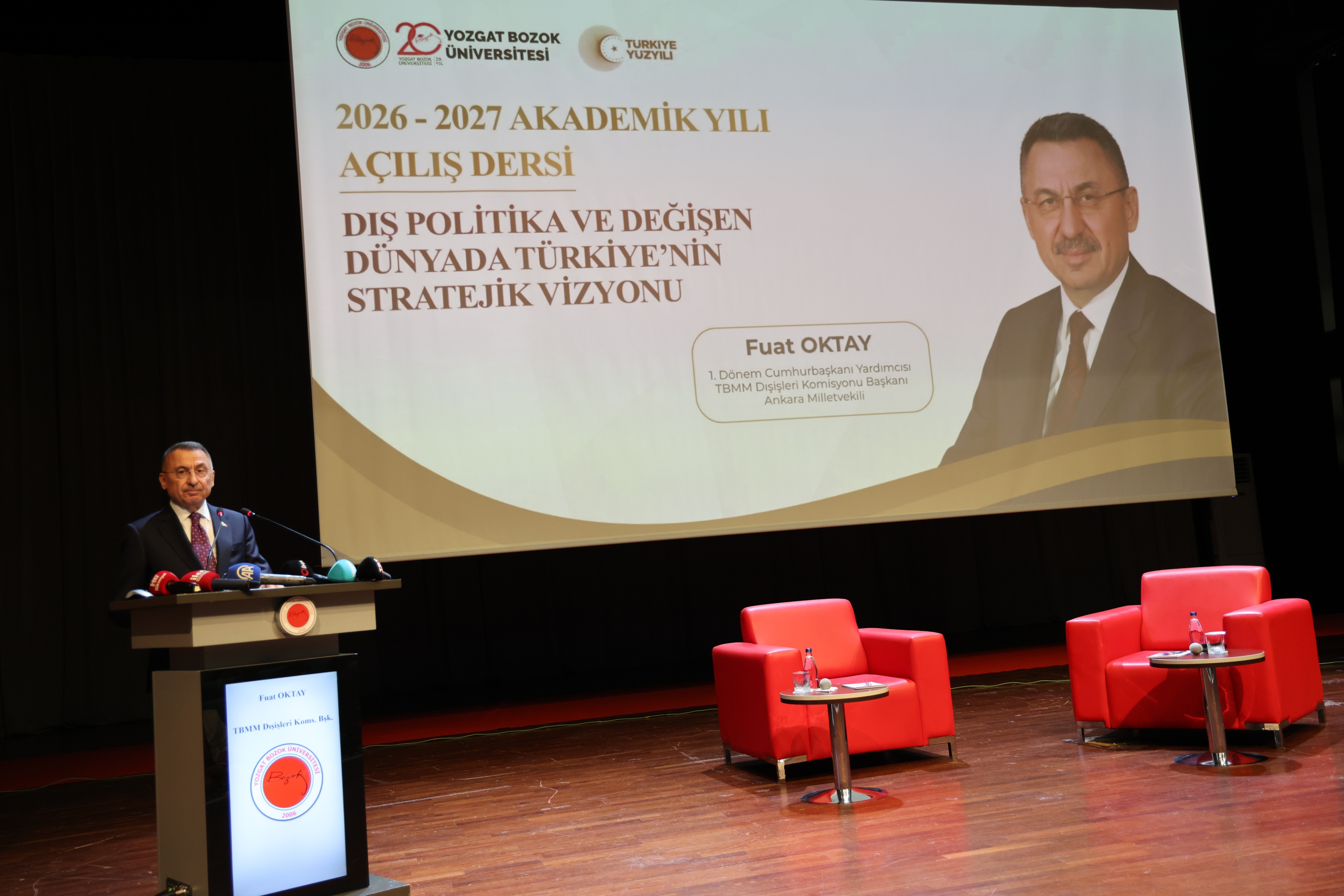 BOZOK ÜNİVERSİTESİNDE AKADEMİK YILIN İLK AÇILIŞ DERSİNİ OKTAY VERDİ