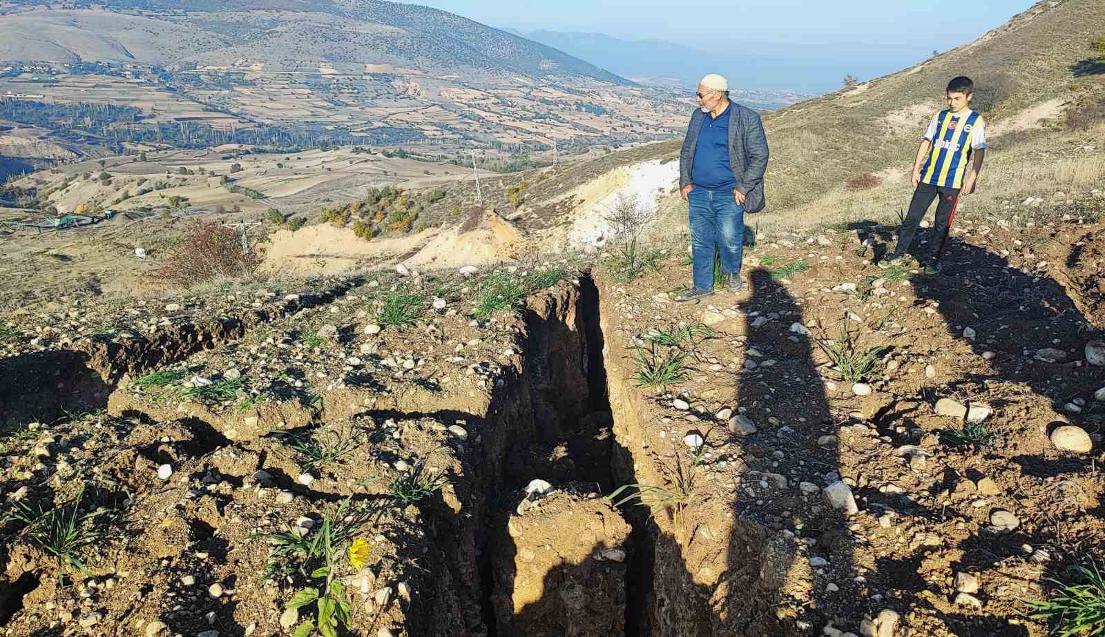 TARIM ARAZİSİNDE MEYDANA GELEN ÇÖKME VE DERİN YARIKLAR AYDINCIKTA ENDİŞE YARATTI