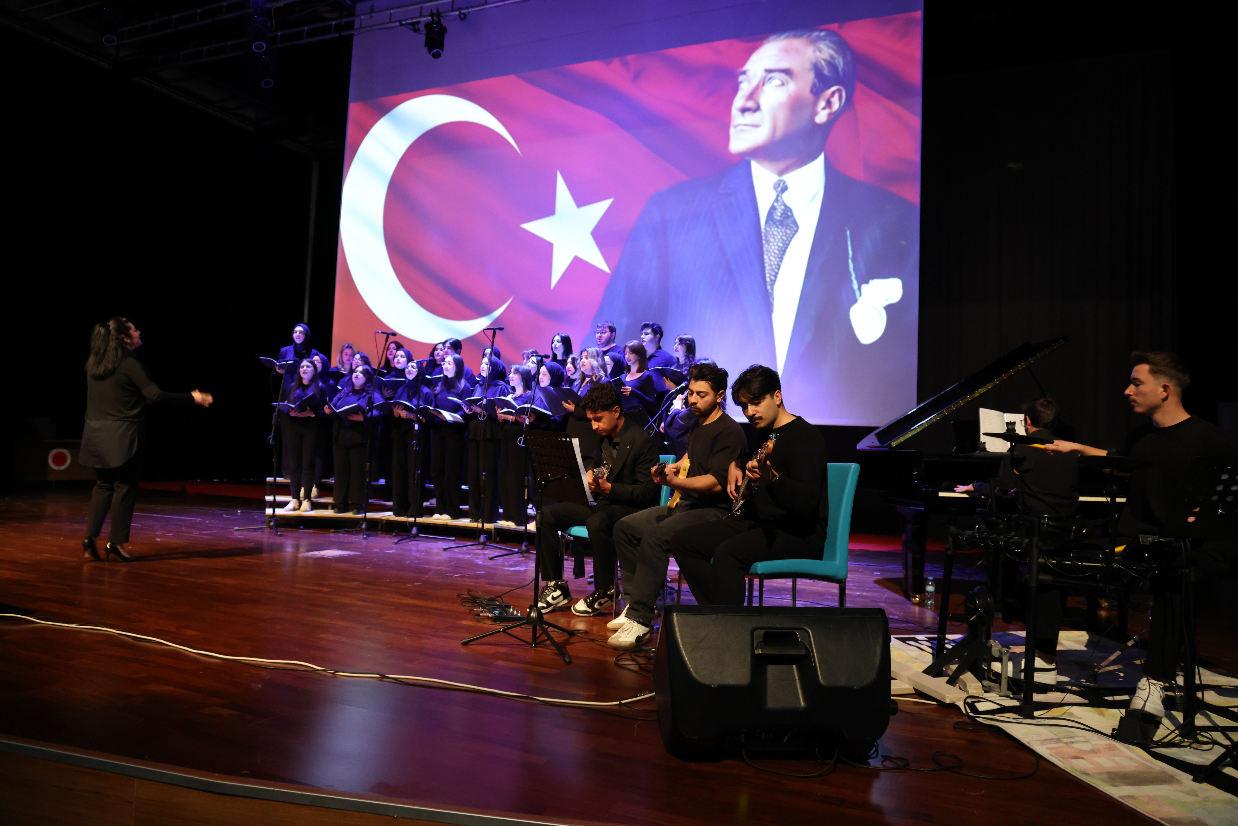 ÜNİVERSİTEDE DÜZENLENEN CUMHURİYET BAYRAMI PROĞRAMI İLGİYLE İZLENDİ