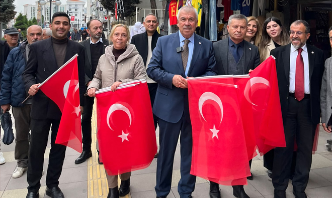 YOZGAT’TA YENİ PARTİDEN CUMHURİYET BAYRAMI NEDENİYLE BAYRAK DAĞITIMI