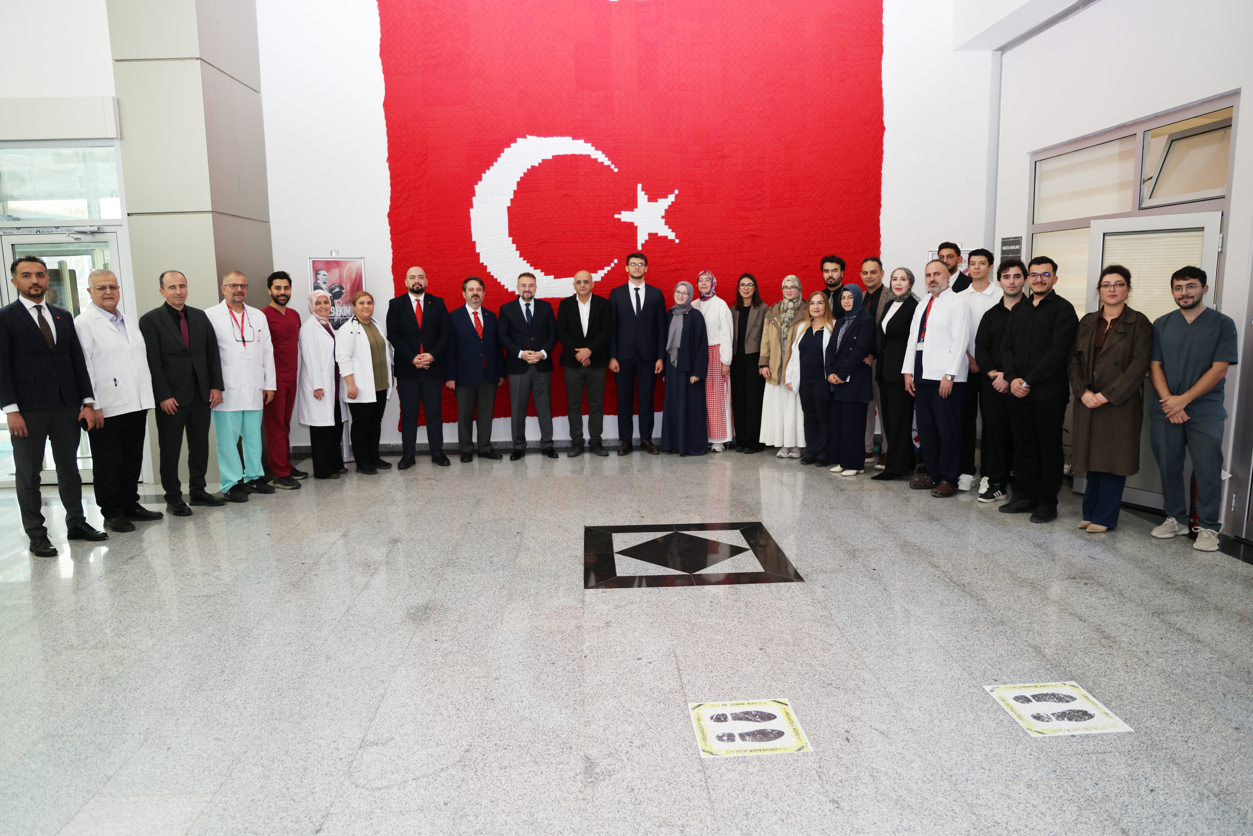 TIP FAKÜLTESİ HASTANESİ’NİN GİRİŞİNDE SERGİLENEN TÜRK BAYRAĞI CUMHURİYETİN 103. YILDÖNÜMÜNÜ TAÇLANDIRDI