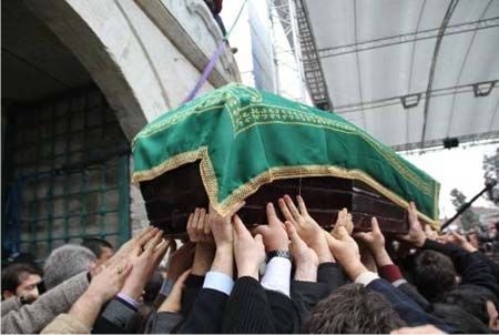 ÇAPANOĞLU AİLESİNİ MATEME BOĞAN VEFAT… YAZARIMIZ ABDULKADİR ÇAPANOĞLU, ANNESİNİ KAYBETTİ